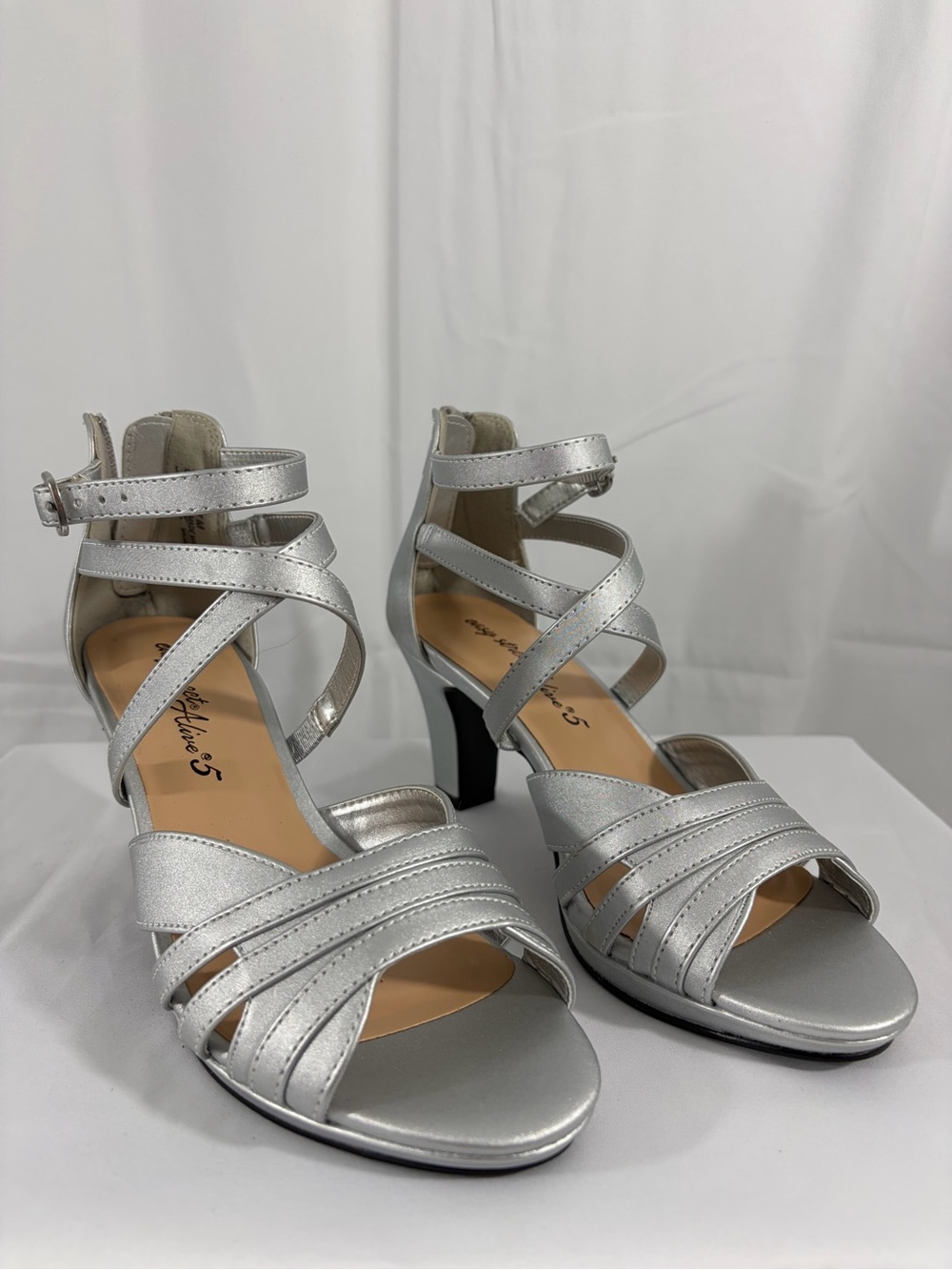 NWT Easy Street Women's Size 7 Silver Strappy 3 Inch Heels